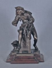 GAUDEZ, A. Reparando la espada, escultura de bronce, con base de madera.