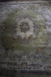 Carpeta china grande, verde 305 x 244 cm. manchas