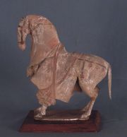 Caballo, figura de terracota, Dinastia Wei del Norte. Con base de madera.