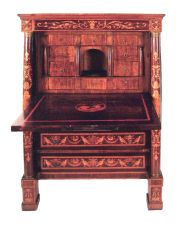 Secretaire neoclsico con marqueterie, con llave.