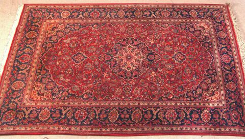Alfombra persa Keshan, fondo rojo 140 x 217 cm.