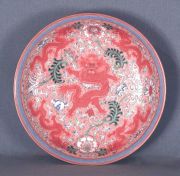 Plato porcelana oriental con decoracin de dragones.