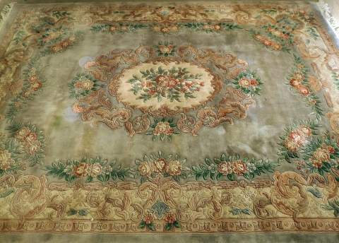 Carpeta china grande, 371 x 275 cm. verde agua y beige con flores.