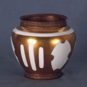 Sevres, Vaso de porcelana, blanco y dorado, con montura de bronce dorado.
