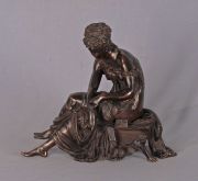 MOREAU, MATHURIN. Joven sentada, escultura de bronce, firmada.