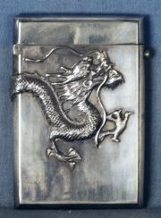 Tarjetero con decoración de dragón