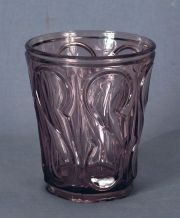 Vasos de vidrio violeta moldeados