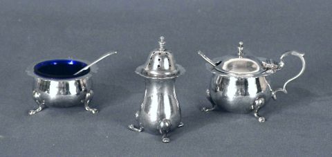 Mostacero y 2 saleros Mappin & Webb con 2 cucharas y 2 recipientes de vidrio cobalto, uno sin tapita
