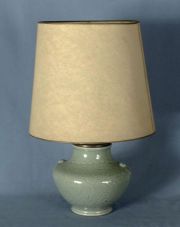 Lámpara oriental celadon. con base y pantalla.
