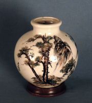 Vaso globular chino, porcelana, firmado. Siglo XIX, con base.