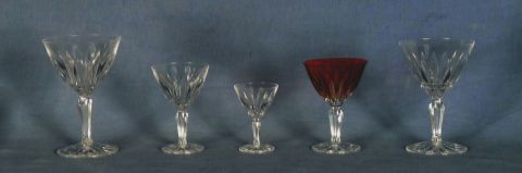 Copas cristal S.L. 11 agua (1 casc), 7 vino (1 casc)., 9 champagne (2 casc), 7 oporto, 7 licor, 8 color rubí (2 casc).