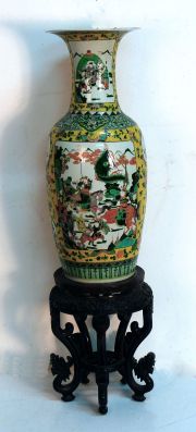 Vaso oriental porcelana Famille verde, c dec policroma, con base de madera.