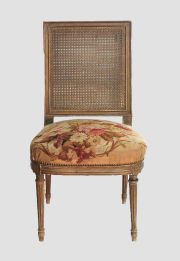 Silla estilo Luis XVI, laque asiento de tapicería, respaldo esterillado.