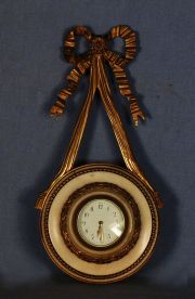 Reloj con pared con moño de bronce