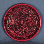 Plato en laca roja de Pekin, con dragón y ave fenix