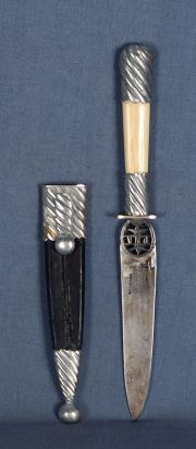 Cuchillo Picasso, cabo de marfil, hoja con iniciales
