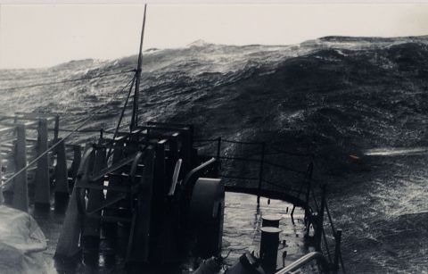 'Rastreadores navegando con mar gruesa', fotografías, marco negro (4)