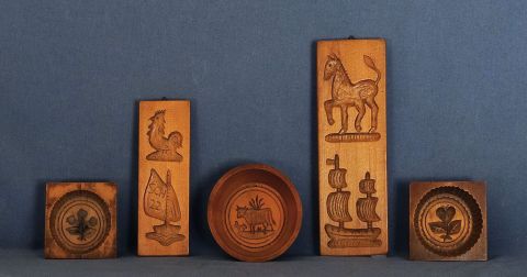 Tallas en madera para colgar con distintos motivos y de distintos tamaños; Total: