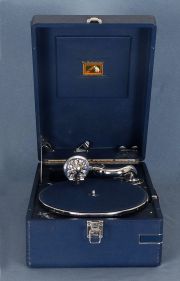 Gramofono 'His Master's Voice' The Gramohone Company Ltd. Mayes - Middlesex. Caja con estuche original con puas.