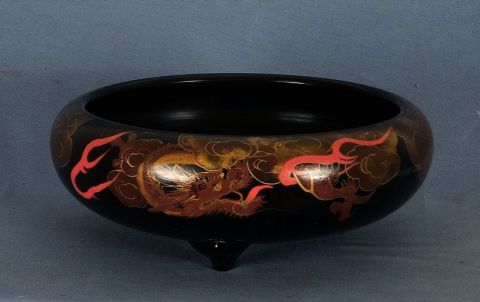 Centro circular, cerámica japonesa con pie. (110)