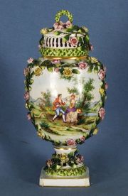 Potiche de porcelana con flores en relieve, cachaduras (47)