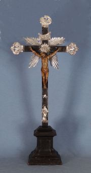 Cristo en la cruz, madera, punteras de plata. Restaurado.