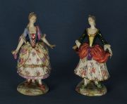 Figuras femeninas, de porcelana policroma, manos restauradas