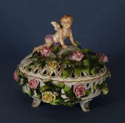 Caja circular de porcelana de Nymphembourg calada, con rosas y flores, tapa con angelitos, peq. averías