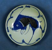 Plato porcelana oriental con pescado.