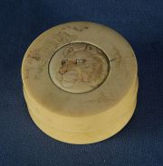 Caja japonesa circular de marfil con figuras (15)