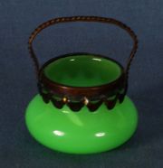 Pequeño balde de opalina verde con asa de bronce (11)