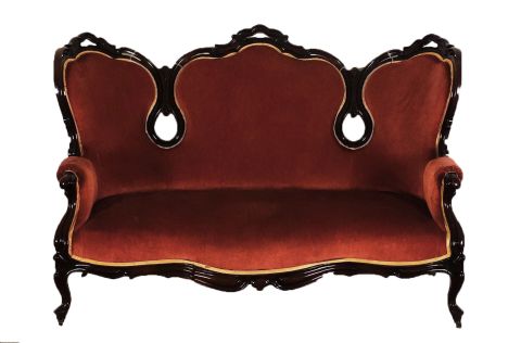 Sofá de tres cuerpos y 2 sillas, tapizado pana bordo, estilo colonial c dos almohadones
