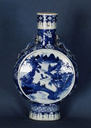 Moonflask porcelana blanca, dec. azul cobalto. China, siglo XVIII - XIX.