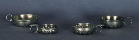 Conjunto de 4 catadores -Taste Vins- 2 en plata, 2 en metal plateado.