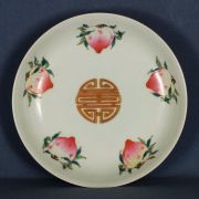 Plato de porcelana china, dec. de duraznos, borde ocre