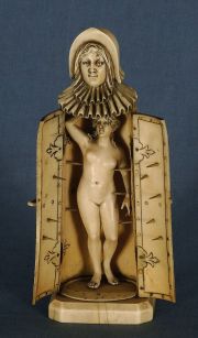 Figura de marfil con apertura y mujer desnuda interior