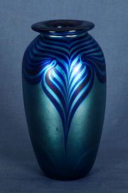 Vasos art nouveau de vidrio azul iridiscente