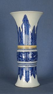 Vaso KU porcelana azul y blanca. China, dinastía T sing, banda media c dec. de ojos rasgados, restauraciones y averías
