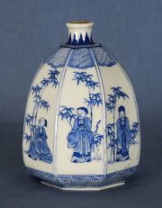 Vaso octogonal de porcelana oriental c dec. de personajes en paisaje