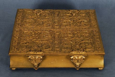 Caja alhajero, de bronce en forma de libro, con decoración gotica.