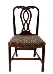 Sillas estilo chippendale, asiento tapizado en tela romboidal. (2)