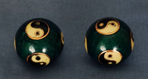 Pelotas chinas ying y yang, esmalt verde, con estuche. (2).