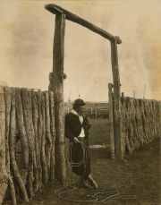 Ayerza, F. 'Con el mate se agarraba' fotografía gran formato 58 x 48 cm. Circa 1900. Representa a un gaucho tomando mate