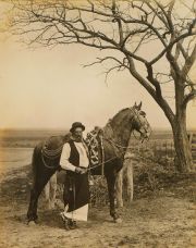 Ayerza, F. 'Su pingo es la salvación' fotografía gran formato 58 x 48 cm. C. 1900. Un gaucho parado junto a su caballo