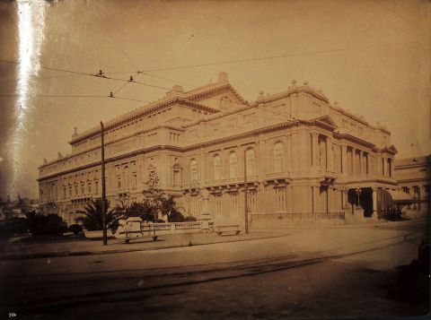 Fotografías: Calle Rivadavia por Moody, Teatro Colón, Moody; y Florida y Charcas, impresión fotomecánica por E.Gonnet.