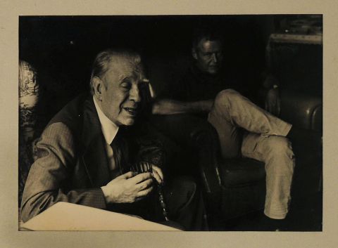 Jorge Luis Borges fotografía por Julie Mendez Ezcurra. 15 x 20 cm. Circa 1980. Al dorso sello de la autora.