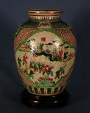 Vaso porcelana oriental con personajes en rosa.