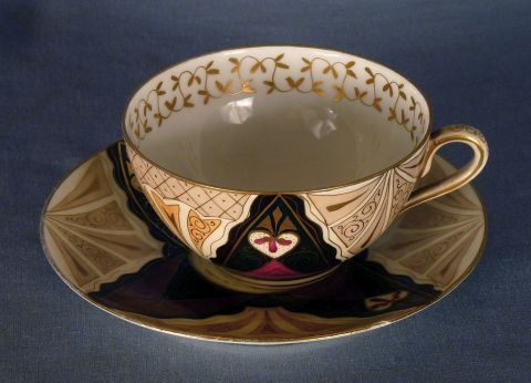 Tazas con platos (1 casc). en porcelana decoración triangular en coiores.