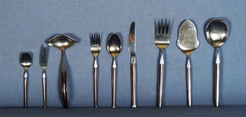 Juego de cubiertos acero japones, 7 cucharas mesa, 5 tenedores, 5 cuchillos, 6 tenedores postre, 9 cucharas, 1 cucharita