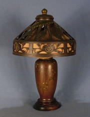 lámpara de bronce, pantalla calada, base oriental fda.,